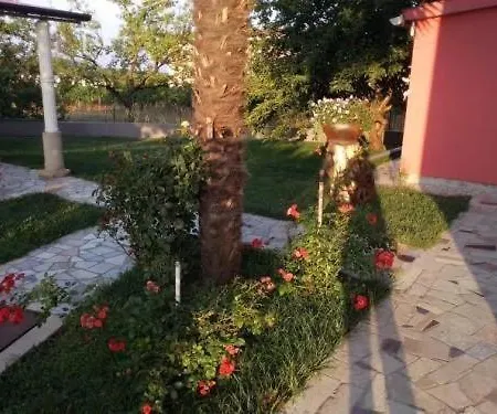 In Vrvari With Balcony, Air Conditioning, W-lan, Washing Machine 664-2 Apartman Porec