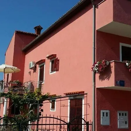 In Vrvari With Balcony, Air Conditioning, W-lan, Washing Machine 664-2 Apartman Porec